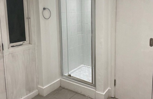 Valentines House | Stylish 3 Bed House in London