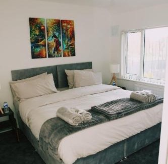 Sheldon House | Stylish 3-Bed house NEC-JLR-Airport-HS2-Driveway
