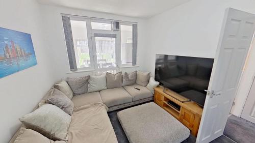 Sheldon House | Stylish 3-Bed house NEC-JLR-Airport-HS2-Driveway