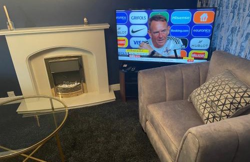 Handsworth House | Stylish 3 bed house, private parking on premise, with conservatory, close to KFC, McDonalds, ALDI and ASDA