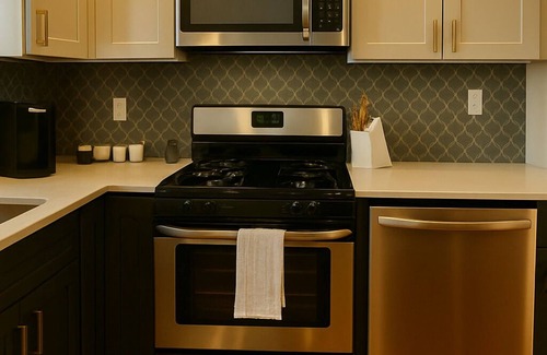 South Philadelphia House | Stylish 3 Bed Near Center City I Exposed Brick+Art