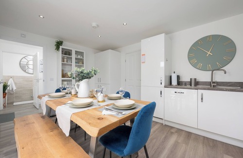 Perth House | Stylish 3-Bed Retreat with Hot Tub & Garden | Near Perth City Centre
