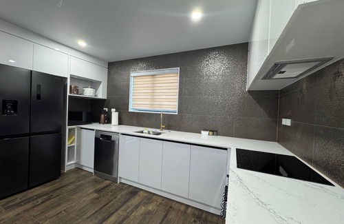 Papatoetoe House | Stylish 3 Bed Rooms Retreat Near Auckland Airport, Papatoetoe Location