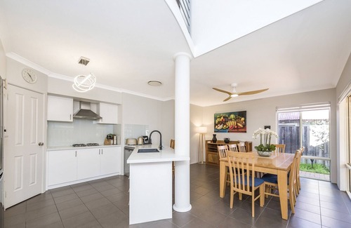 Victoria Park House | Stylish 3-Bed Townhouse with Courtyard & BBQ