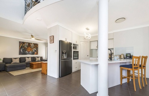 Victoria Park House | Stylish 3-Bed Townhouse with Courtyard & BBQ