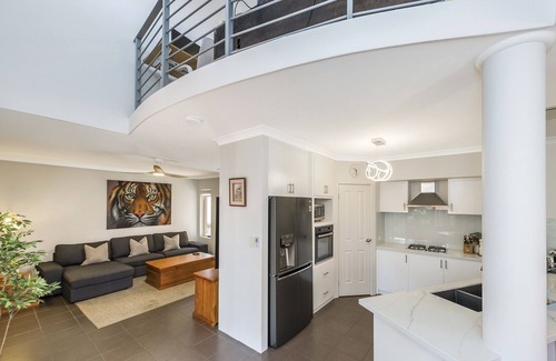 Victoria Park House | Stylish 3-Bed Townhouse with Courtyard & BBQ