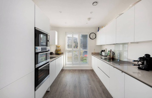 Southgate Apartment | Stylish 3-Bed Townhouse with 3 Baths in Southgate