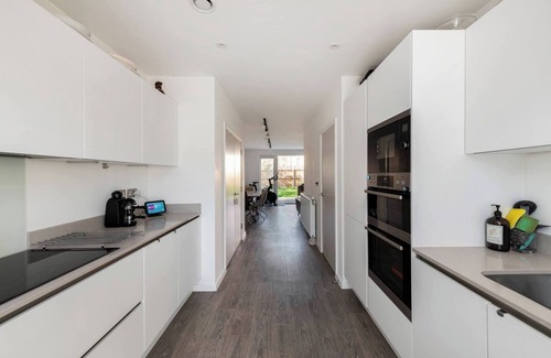 Southgate Apartment | Stylish 3-Bed Townhouse with 3 Baths in Southgate