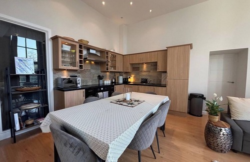 Apperley Bridge Apartment | Stylish 3-Bedroom Mill Conversion near Leeds