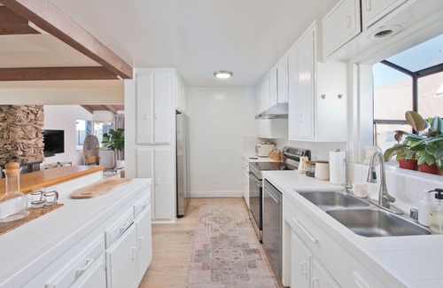 Gas Lamp Section House | Stylish, 3 Bedroom Beach House w/Ocean Views