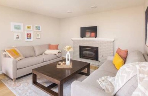 West Des Moines House | Stylish 3 Bedroom Home in West Des Moines