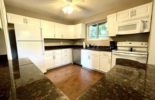 Ann Arbor House | Stylish 3-Bedroom 1 Mile from Downtown & Michigan Stadium w/Free Parking