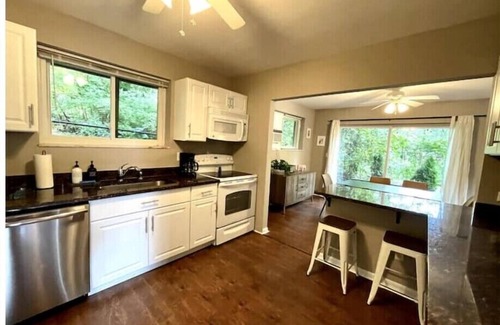 Ann Arbor House | Stylish 3-Bedroom 1 Mile from Downtown & Michigan Stadium w/Free Parking