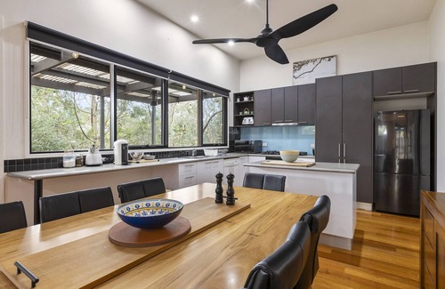 Drysdale House | Stylish 3-Bedroom and Outdoor Grill and Pizza Oven