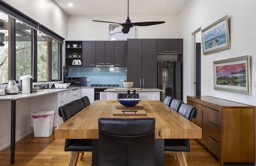 Drysdale House | Stylish 3-Bedroom and Outdoor Grill and Pizza Oven