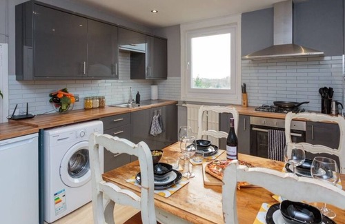 Gorgie Apartment | Stylish 3 Bedroom Apartment, Edinburgh