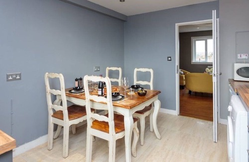 Gorgie Apartment | Stylish 3 Bedroom Apartment, Edinburgh