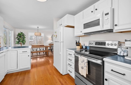 Harwich Center House | Stylish 3 bedroom Cape Cod Retreat with AC, Outdoor Shower and Fresh Linens