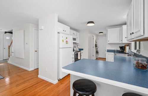 Harwich Center House | Stylish 3 bedroom Cape Cod Retreat with AC, Outdoor Shower and Fresh Linens