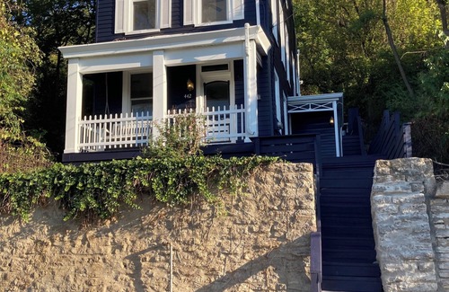Clifton Heights House | Stylish 3-bedroom house: Amazing view, charming back porch & off street parking