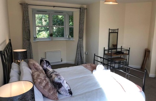 Ashby-de-la-Zouch Villa | Stylish 3-Bedroom Home with Parking
