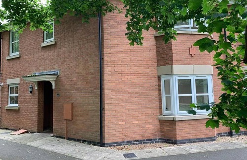Ashby-de-la-Zouch Villa | Stylish 3-Bedroom Home with Parking