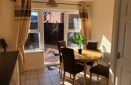 Ashby-de-la-Zouch Villa | Stylish 3-Bedroom Home with Parking