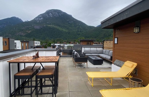 Squamish House | Stylish 3 bedroom townhome with rooftop patio