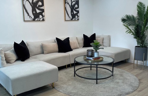 Newark House | Stylish 3-bedroom townhome in Newark/15 min to NYC
