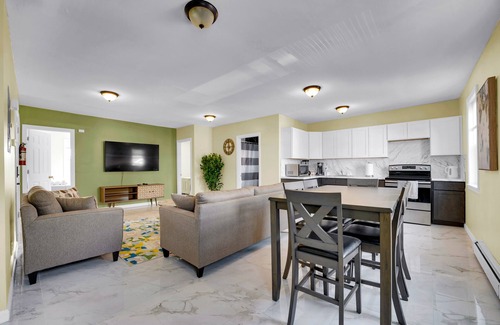 South Side Apartment | Stylish 3-bedroom 3rd fl Apt in Mount Vernon, NY
