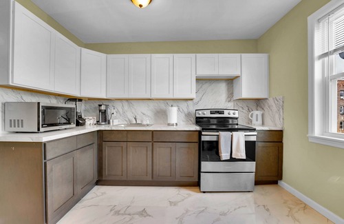 South Side Apartment | Stylish 3-bedroom 3rd fl Apt in Mount Vernon, NY