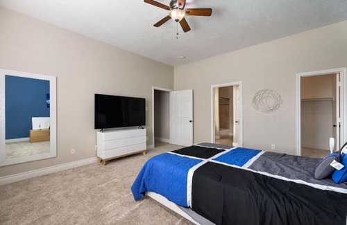 Cloverleaf House | Stylish 3 Bedroom With Tons of Games and 85 Inch TV