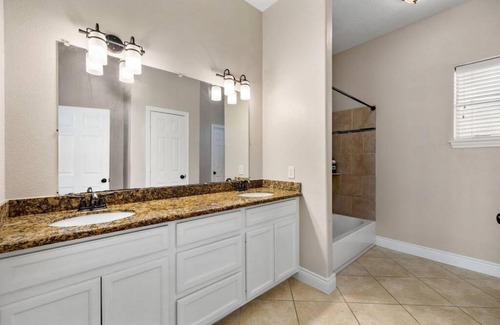 Cloverleaf House | Stylish 3 Bedroom With Tons of Games and 85 Inch TV
