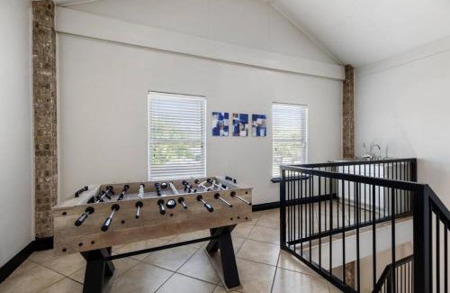 Cloverleaf House | Stylish 3 Bedroom With Tons of Games and 85 Inch TV