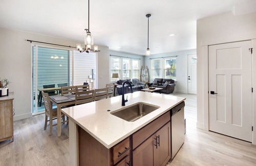 Bozeman House | Stylish 3 BR home close to Bozeman