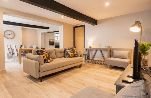 Tarvin House | Stylish 3 BR home nr Chester - Perfect for groups
