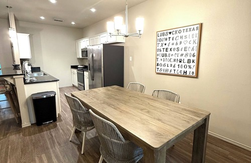 North Overton House | Stylish 3 BR Townhome - Walk to Jones AT&T Stadium & TTU – Perfect for Game Day!