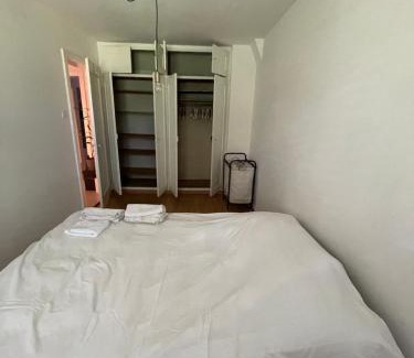 District 9 Apartment | Stylish 3-Room Altbau Flat Balcony & Office