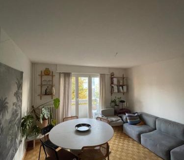 District 9 Apartment | Stylish 3-Room Altbau Flat Balcony & Office