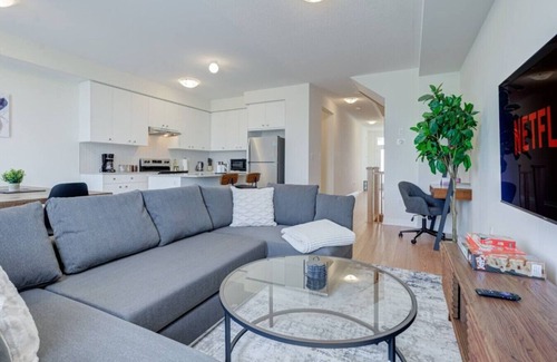 Pickering Apartment | Stylish 3BDR in Pickering`s Heart | Free Parking