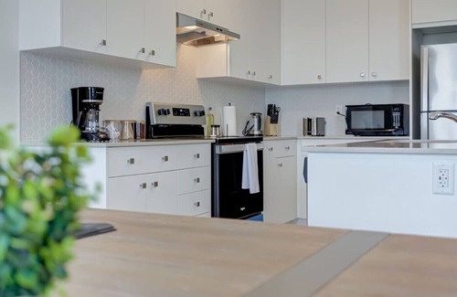 Pickering Apartment | Stylish 3BDR in Pickering`s Heart | Free Parking