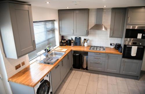Watford House | Stylish 3Bed House with Garden, Parking, near Stations, London & Harry Potter studios, great for families and contractors