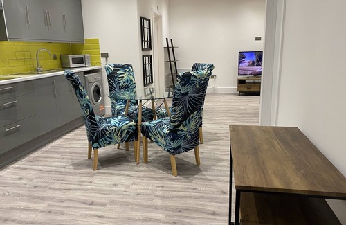 Cwmbrwla Apartment | Stylish 3beds Nystyle Apt - Parking, Self Check-in