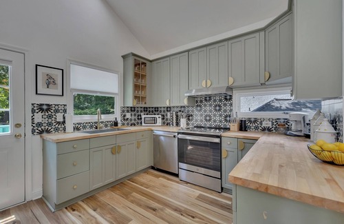 Inman Park Apartment | Stylish 3BR/3BA upper unit in fully remodeled 1920s duplex. Vaulted ceilings, updated kitchen, smart TVs, and private balcony. Perfect for families or groups in walkable Inman Park near BeltLine, dining, and MARTA.