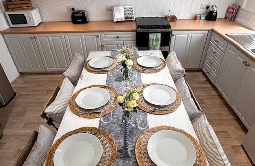 Cowes House | Stylish 3BR Cowes Cottage Close To The Waterfront