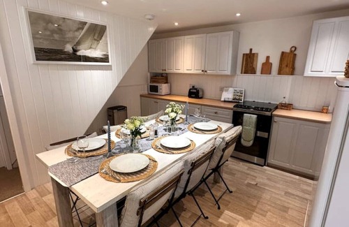 Cowes House | Stylish 3BR Cowes Cottage Close To The Waterfront