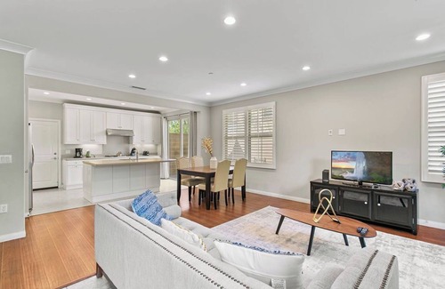 Stonegate House | Stylish 3BR End Unit Townhouse｜1st Floor BR｜Community Pool｜ Private Backyard #25