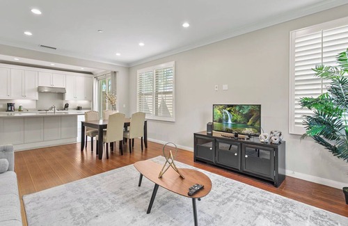 Stonegate House | Stylish 3BR End Unit Townhouse｜1st Floor BR｜Community Pool｜ Private Backyard #25