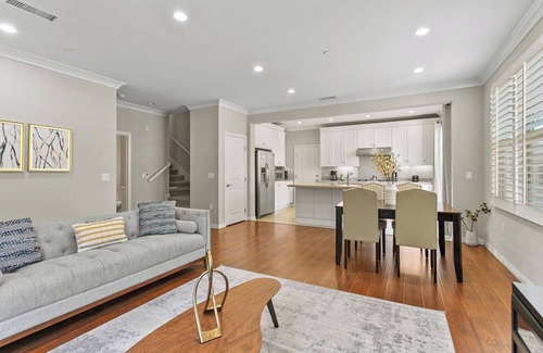 Stonegate House | Stylish 3BR End Unit Townhouse｜1st Floor BR｜Community Pool｜ Private Backyard #25