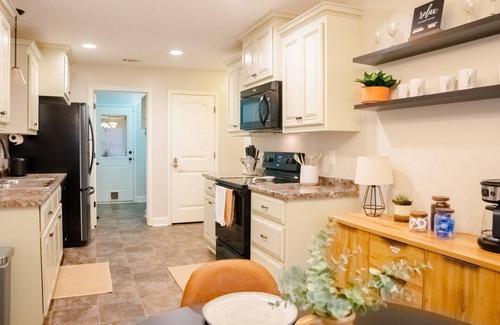 Warner Robins House | Stylish 3BR | Fenced Yard | Pet Friendly